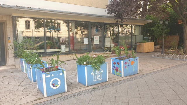 Aussenansicht des Ladens mit Blumenkontainern